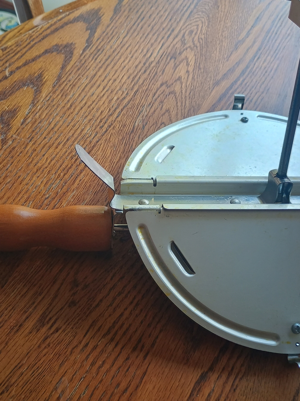 Aluminum Popcorn Pot with Wooden Handle - Picture 4 of 6